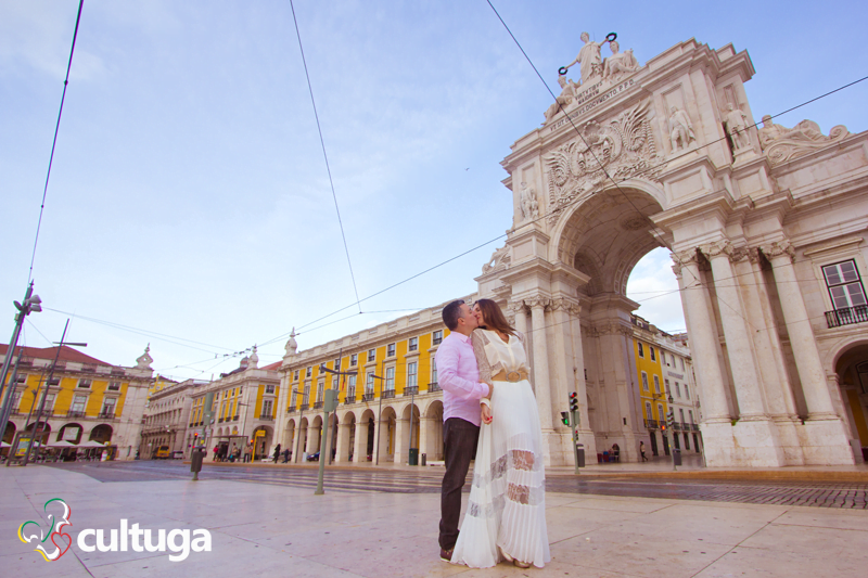 sessao_fotografica_em_Lisboa_casal_praca_do_comercio_fotografa_brasileira_Cultuga_session_Lisbon_couple_love_fotografa_de_viagem_book_de_ferias_Portugal