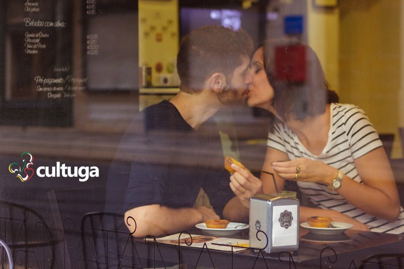 sessao_fotografica_em_Lisboa_casal_cafe_pastel_de_nata_fotografa_brasileira_Cultuga_session_Lisbon_couple_love_fotografa_de_viagem_book_de_ferias_Portugal_5