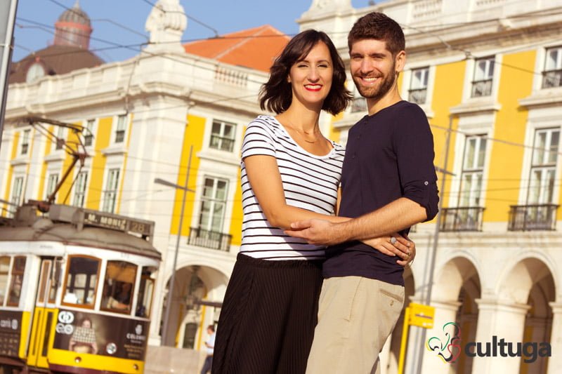 sessao_fotografica_em_Lisboa_casal_eletrico_pracadocomercio_fotografa_brasileira_Cultuga_session_Lisbon_couple_love_fotografa_de_viagem_book_de_ferias_Portugal_6