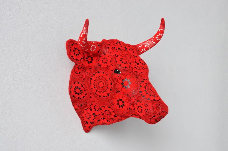 Gaúcho, 2014 Faiança Rafael Bordalo Pinheiro pintada a acrílico, renda em croché dos Açores 65 x 54 x 61 cm / Cortesia Casa Triângulo, São Paulo/ © Unidade Infinita Projectos
