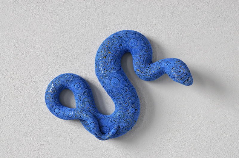 Tieta, 2014 Faiança Rafael Bordalo Pinheiro pintada com vidrado cerâmico,renda em croché dos Açores 14 x 50 x 67 cm/ Cortesia Casa Triângulo, São Paulo/ © Unidade Infinita Projectos