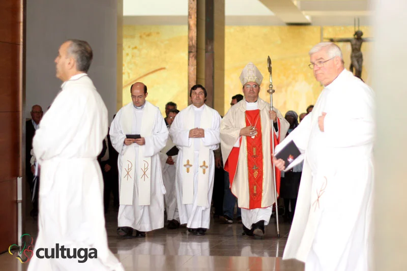 O que fazer em Fátima: assistir a uma missa no Santuário de Fátima, em Portugal