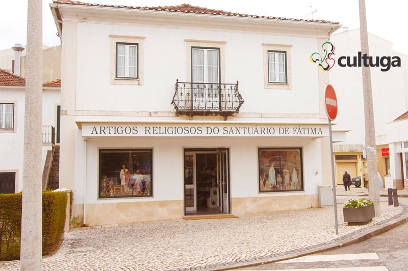 O que fazer em Fátima: lojas para comprar medalhinhas no Santuário de Fátima, em Portugal