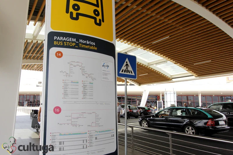 No ponto de ônibus, dentro do próprio aeroporto, há uma tabela com os horários para chegar ao centro. Foto: Priscila Roque/ Cultuga