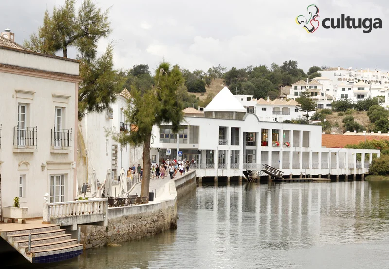 Ao fundo, o Terminal Rodoviário de Tavira