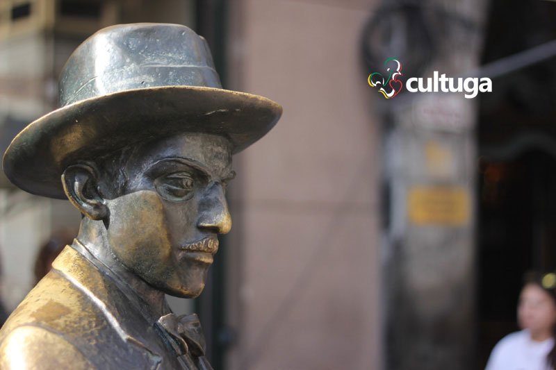 estatua fernando pessoa lisboa portugal