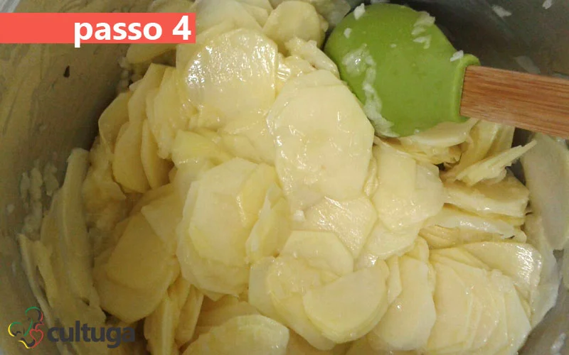 4. Acrescente as batatas fatiadas e as refogue para pegar o sabor dos temperos.