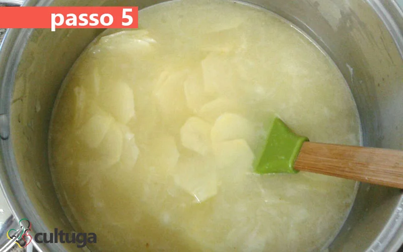 5. Coloque 1 litro e meio de água para ferver. Quando as batatas já estiverem coradas, acrescente a água fervida para cobri-las. Cozinhe das batatas até que elas fiquem despedaçando. Se necessário, acrescente mais água para deixá-las bem macias.
