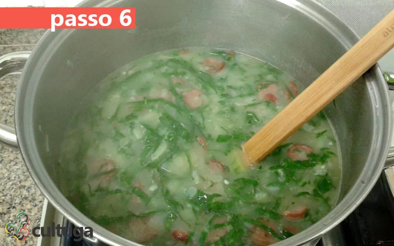 6. Acrescente a couve já picada (não é necessário escaldar a couve. Se você preferir, pode deixá-la na peneira e jogar água fervente. Mas seja rápida para que ela não perca a crocância).