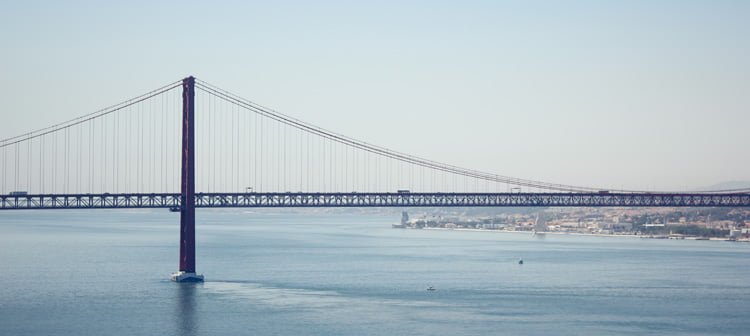 Passeio de barco no rio Tejo em Lisboa