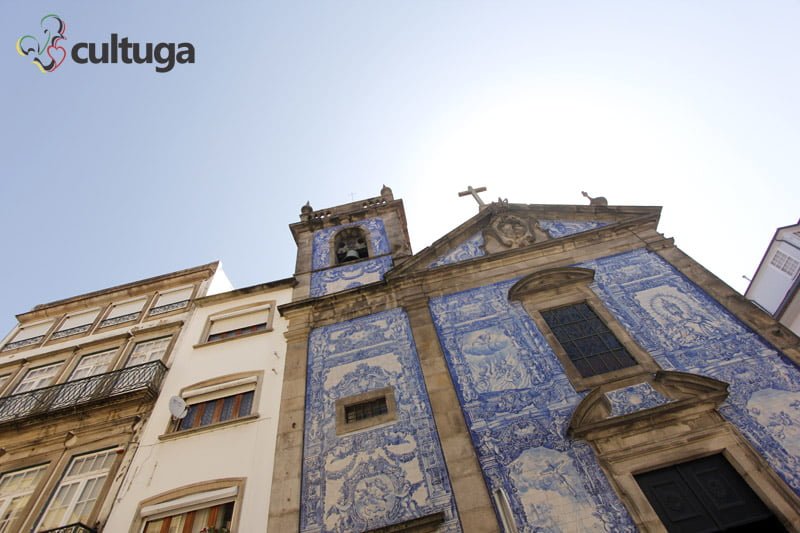 Fachada da Capela das Almas no Porto, Portugal