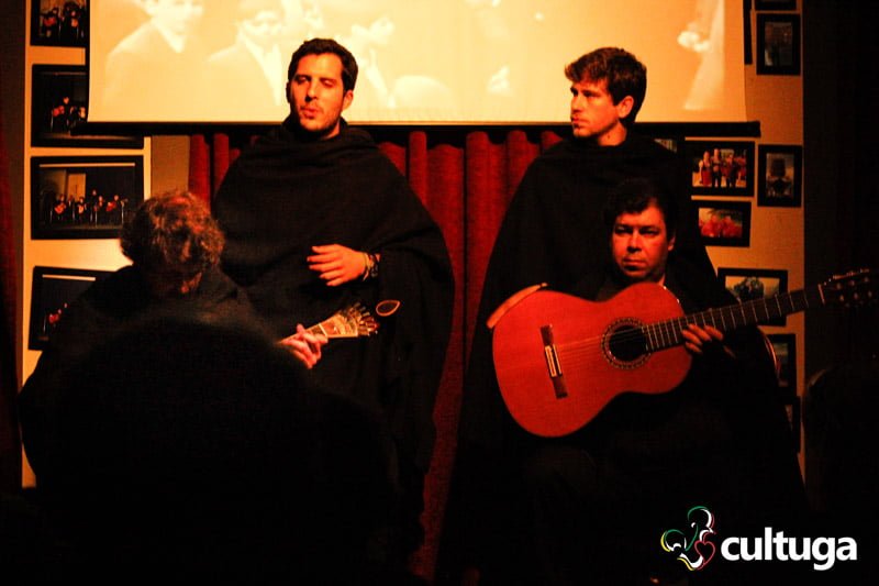 Músicos do Fado ao Centro durante a apresentação