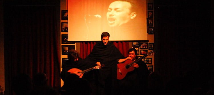 Ótimo lugar para conhecer o Fado de Coimbra Músicos do Fado ao Centro no palco em Coimbra