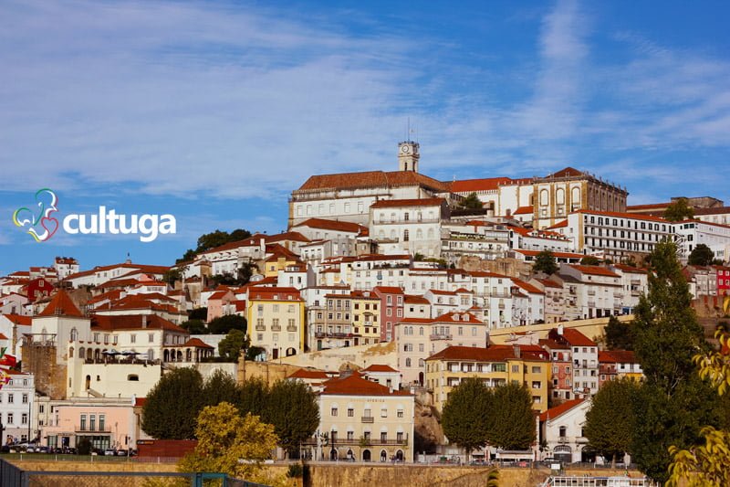 Paisagem de Coimbra com edifícios antigos do centro histórico