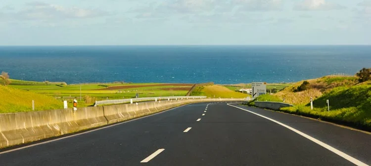 Dirigir nas estradas da Ilha de São Miguel, nos Açores - Portugal