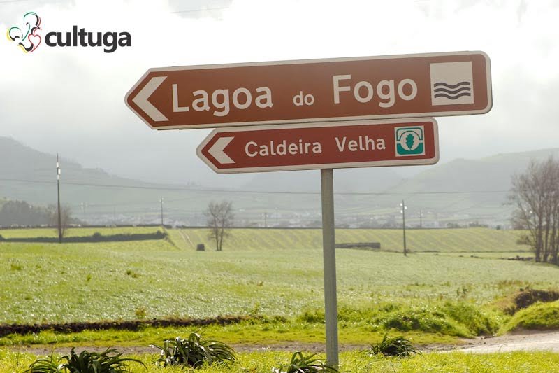 Placas nas estradas da Ilha de São Miguel, nos Açores - Portugal