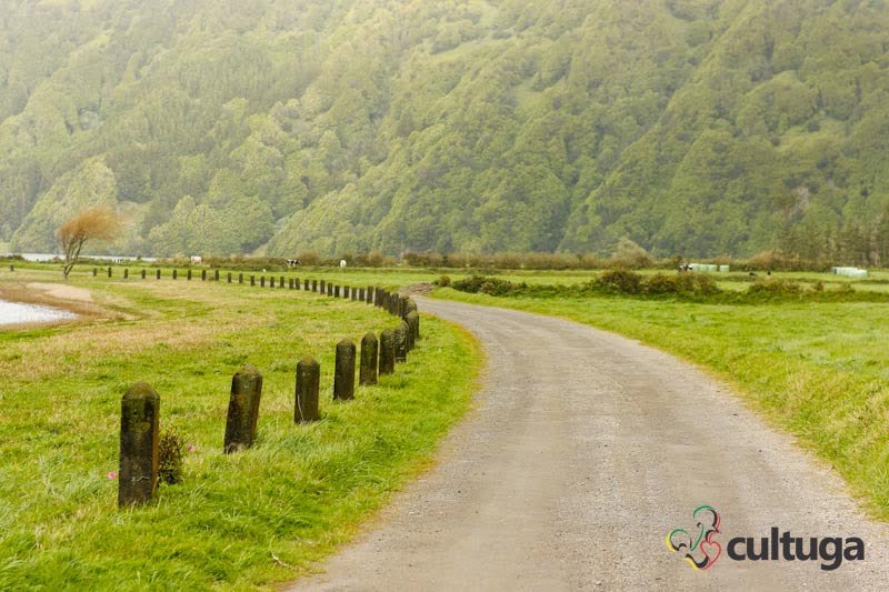 Dirigir nas estradas da Ilha de São Miguel, nos Açores - Portugal