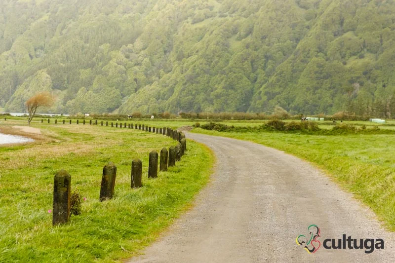 Dirigir nas estradas da Ilha de São Miguel, nos Açores - Portugal