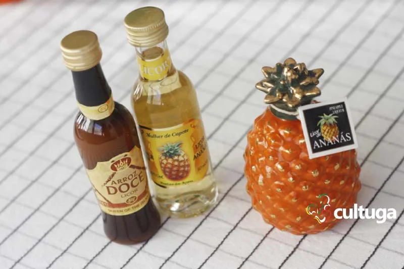 Produtos típicos dos Açores: licores mulher de capote