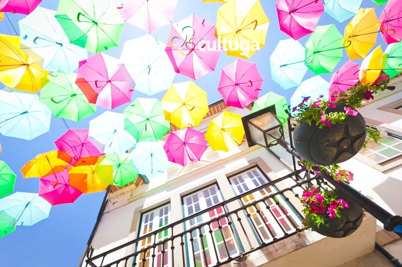 Ruas com as sombrinhas coloridas de Águeda, em Portugal