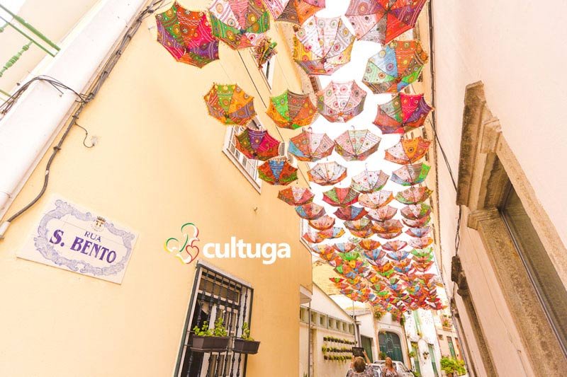 Roteiro em Águeda: ruas com sombrinhas coloridas