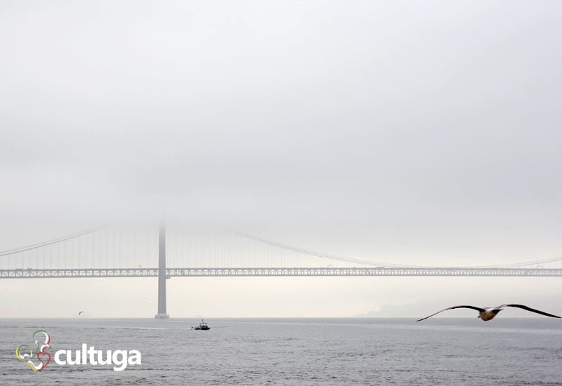 Ponte 25 de Abril sobre o rio Tejo