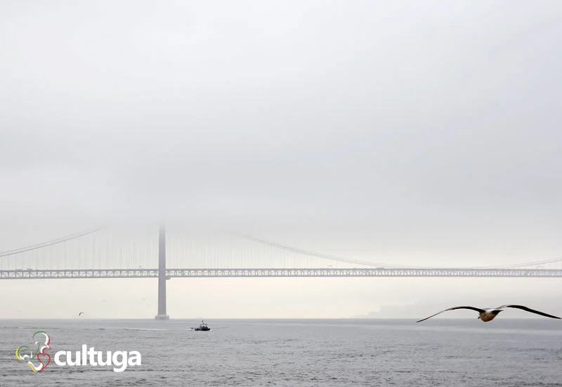 Ponte 25 de Abril sobre o rio Tejo