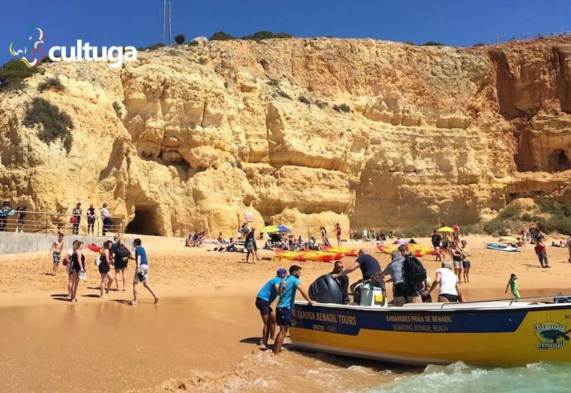 Passeio de barco no Algar de Benagil e grutas, Algarve, Portugal