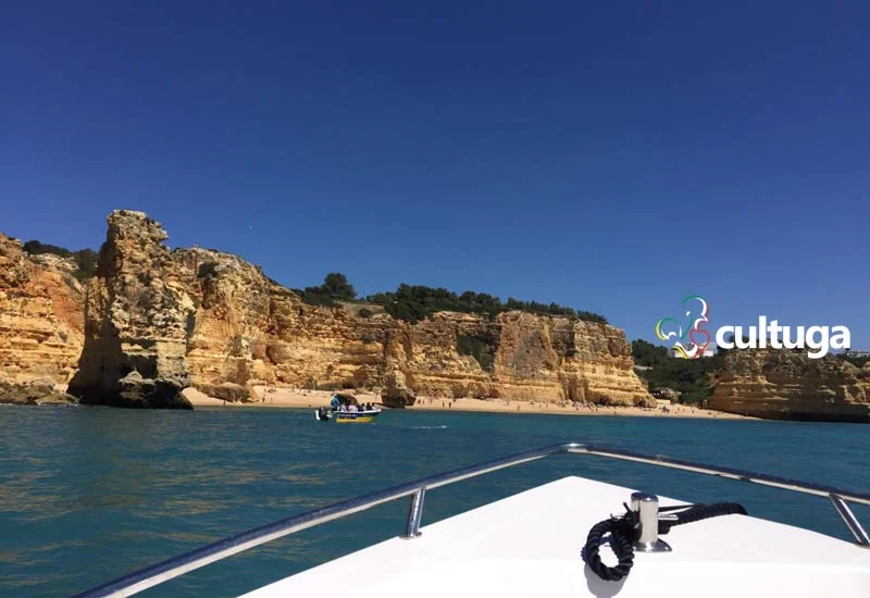 Passeio de barco no Algar de Benagil, Algarve
