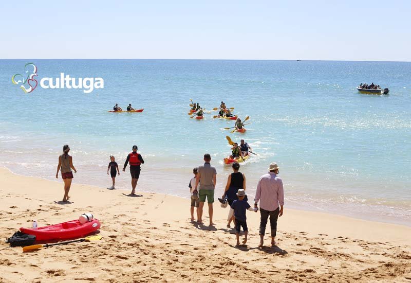 Caiaque na praia de Benagil para ver algar e grutas, no Algarve, Portugal