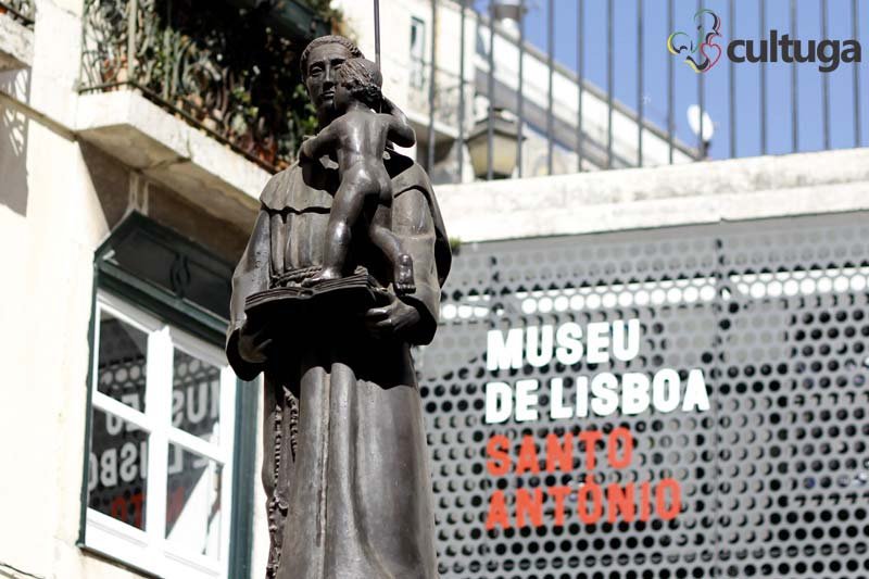 Estátua na Igreja de Santo António em Lisboa, Portugal