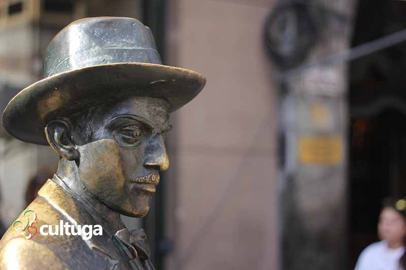 Estátua de Fernando Pessoa