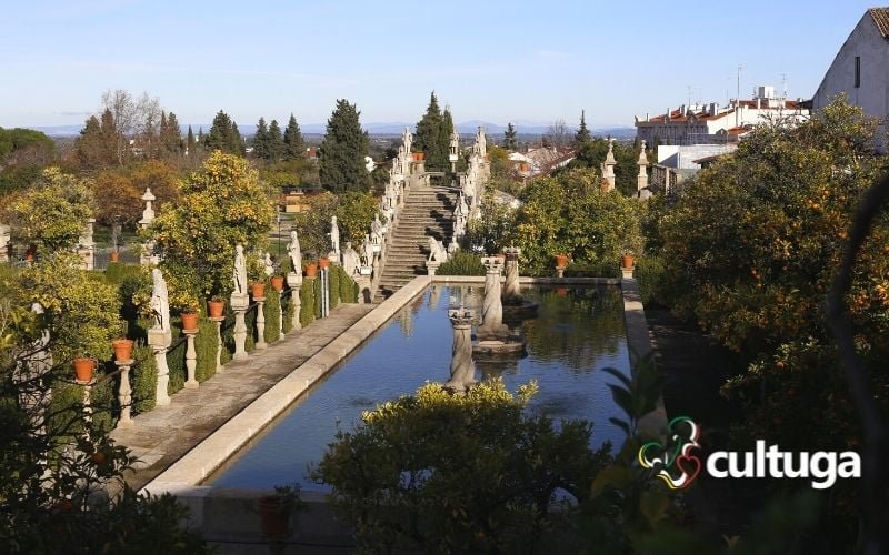 Jardim do paço episcopal: escadaria dos reis